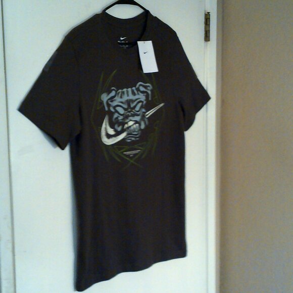 NEW NIKE SPORTSWEAR "Bulldog on Swoosh Tee" MEN'S BROWN T-SHIRT SMALL HV4139-237 - Picture 4 of 6